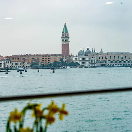Iconic - View In Appartement *