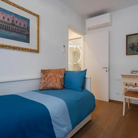 Iconic - View In Benátky